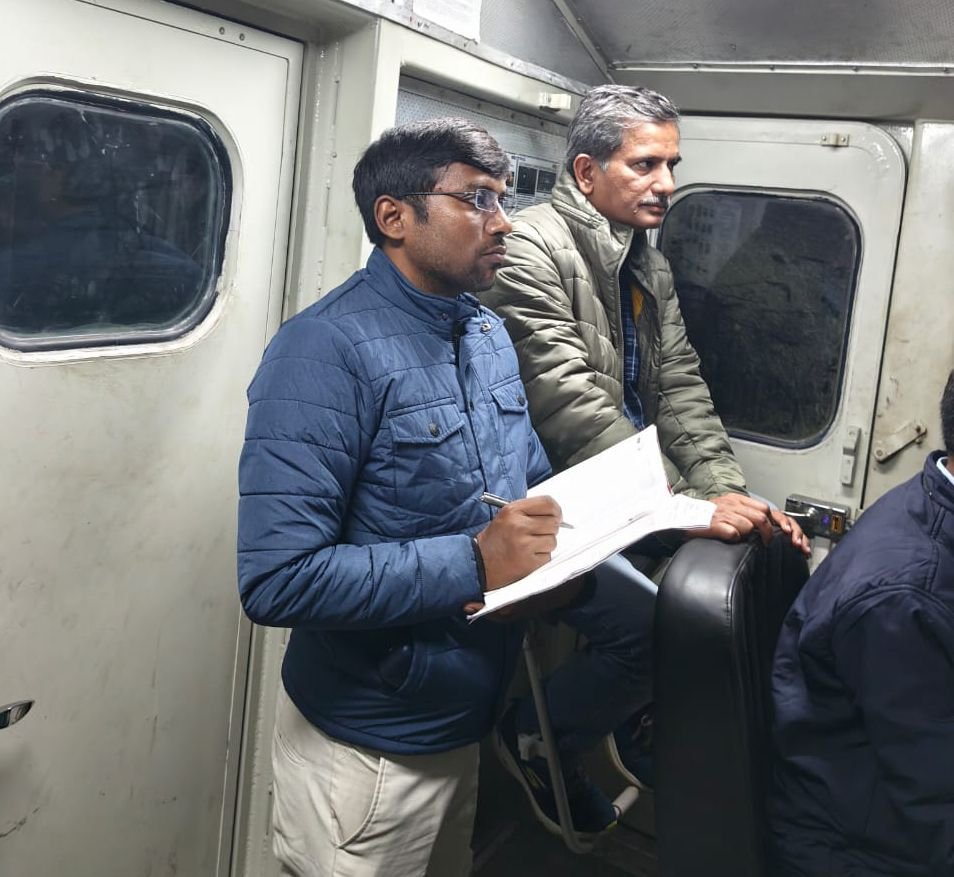 image editor output image 1737176609 17663118700638040320356807573604 विंटर पैट्रोलिंग और ऑल राइट सिग्नल का हो रहा आदान प्रदान, रेलकर्मी इस कड़ाके की ठंड में भी दिखे सजग