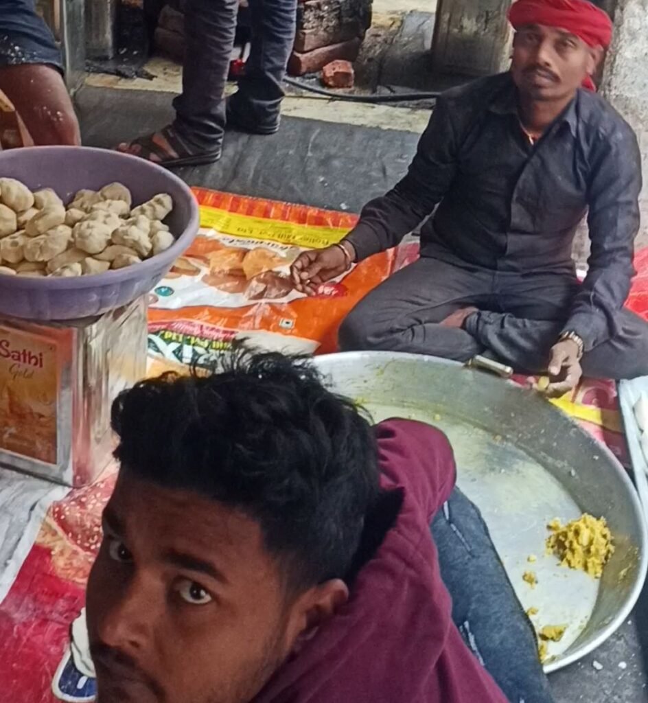 image editor output image 1758007799 1765193650988179550673451570001 'गंगा पार' का रहने वाला शख़्स रेलवे स्टेशन और ट्रेन में बेचवा रहा है समोसा, बेस किचन में होता है तैयार, सच बयां करती जानें पूरी कहानी