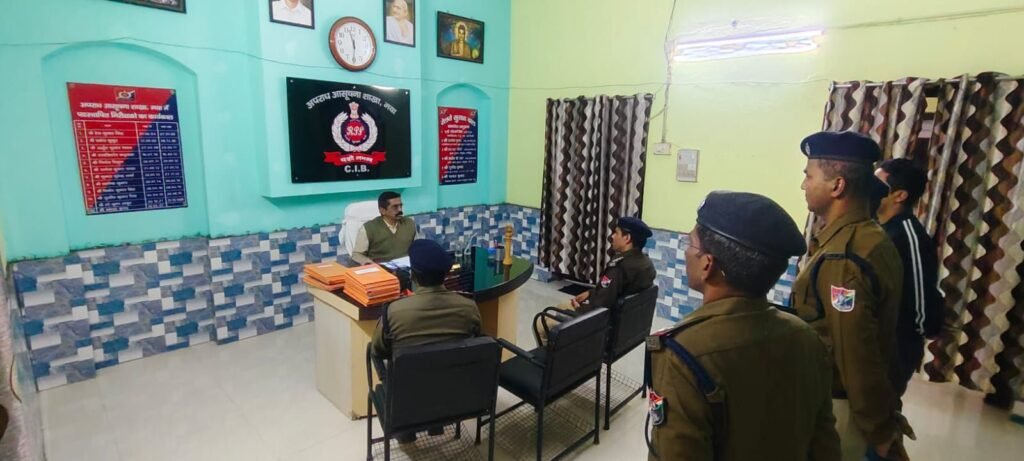 image editor output image 810509551 17669282679365178961200578681480 दो दिवसीय दौरे पर आए आरपीएफ के डीआईजी लापरवाही बरतने वालों पर दिखे सख्त, यात्रियों से विनम्र व्यवहार करने का निर्देश