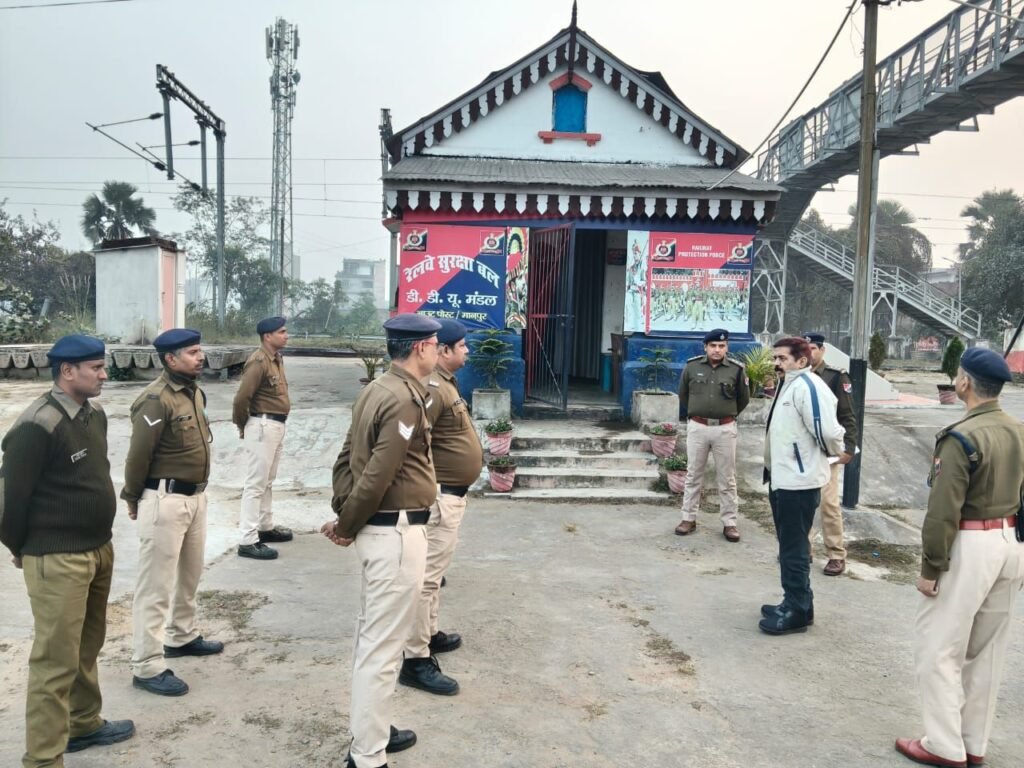 image editor output image 831750534 17669289470101889117058080253541 दो दिवसीय दौरे पर आए आरपीएफ के डीआईजी लापरवाही बरतने वालों पर दिखे सख्त, यात्रियों से विनम्र व्यवहार करने का निर्देश