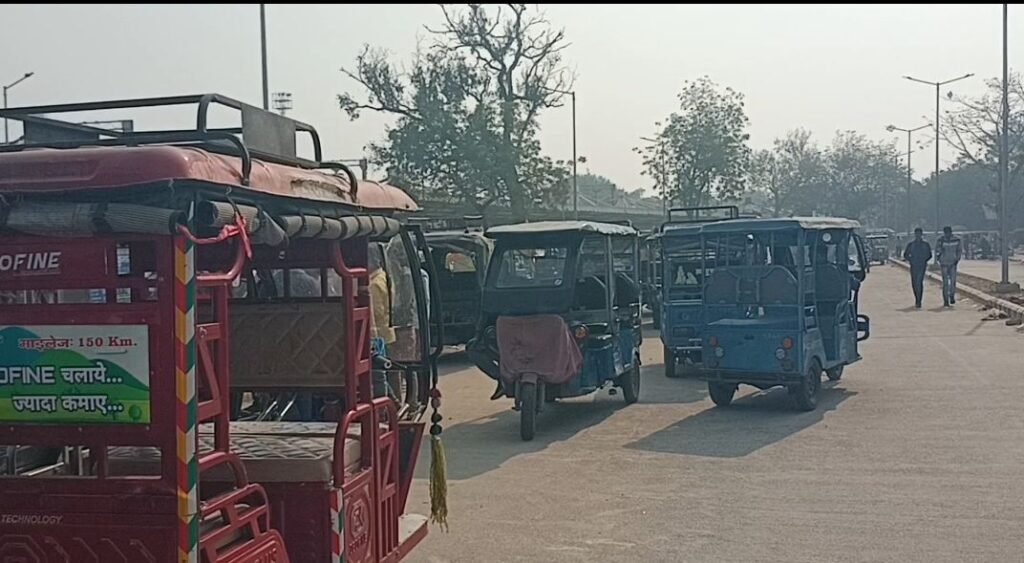 ठीकेदार की मनमानी के खिलाफ ऑटो रिक्शा चालकों में आक्रोश, मामले को ऊपर तक ले जाने का निर्णय 2 image editor output image1213705420 17654552330242288720497092112768 ठीकेदार की मनमानी के खिलाफ ऑटो रिक्शा चालकों में आक्रोश, मामले को ऊपर तक ले जाने का निर्णय