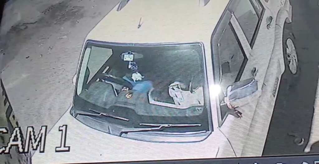 बैंक शाखा के सामने से स्कोर्पियो की हुई चोरी, अपराधियों ने जीपीएस सिस्टम कर दिया बंद, सीसीटीवी कैमरे में कैद हुई घटना 1 image editor output image1285898318 17651995196278843414989784936854 बैंक शाखा के सामने से स्कोर्पियो की हुई चोरी, अपराधियों ने जीपीएस सिस्टम कर दिया बंद, सीसीटीवी कैमरे में कैद हुई घटना