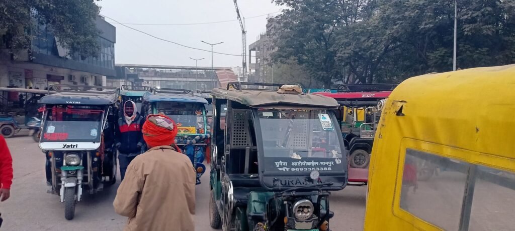 image editor output image1600014154 17667508717851163303642412394859 गया जंक्शन के पूर्वी भाग में थ्री व्हीलर पार्किंग से ₹50 शुल्क वसूली विधिवत जारी, सड़क पर लगते हैं वाहन