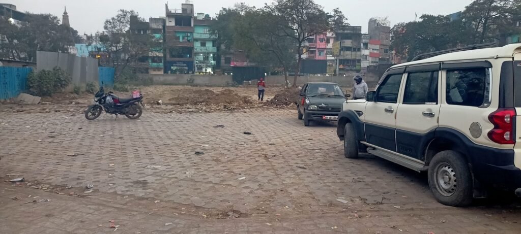 image editor output image1633260910 17667509087191601751020986604614 गया जंक्शन के पूर्वी भाग में थ्री व्हीलर पार्किंग से ₹50 शुल्क वसूली विधिवत जारी, सड़क पर लगते हैं वाहन