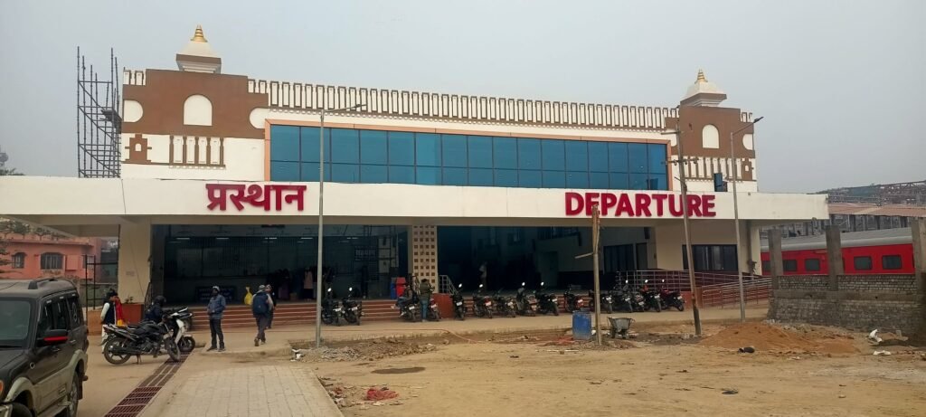 image editor output image1635924749 1767160418213986586991438874158 गया जंक्शन पर आरपीएफ ने चलती ट्रेन से प्लेटफॉर्म और ट्रेन के बीच गैप में गिर गए लोको पायलट की बचाई जान