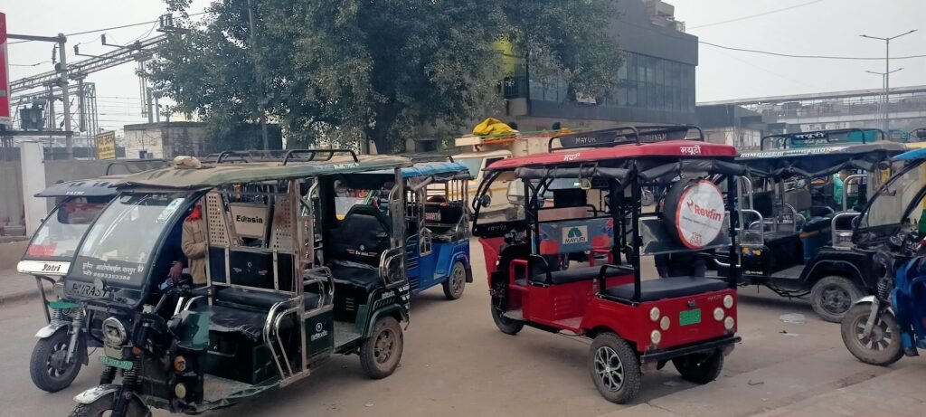 image editor output image1684978086 17667508928081496364327015374190 गया जंक्शन के पूर्वी भाग में थ्री व्हीलर पार्किंग से ₹50 शुल्क वसूली विधिवत जारी, सड़क पर लगते हैं वाहन