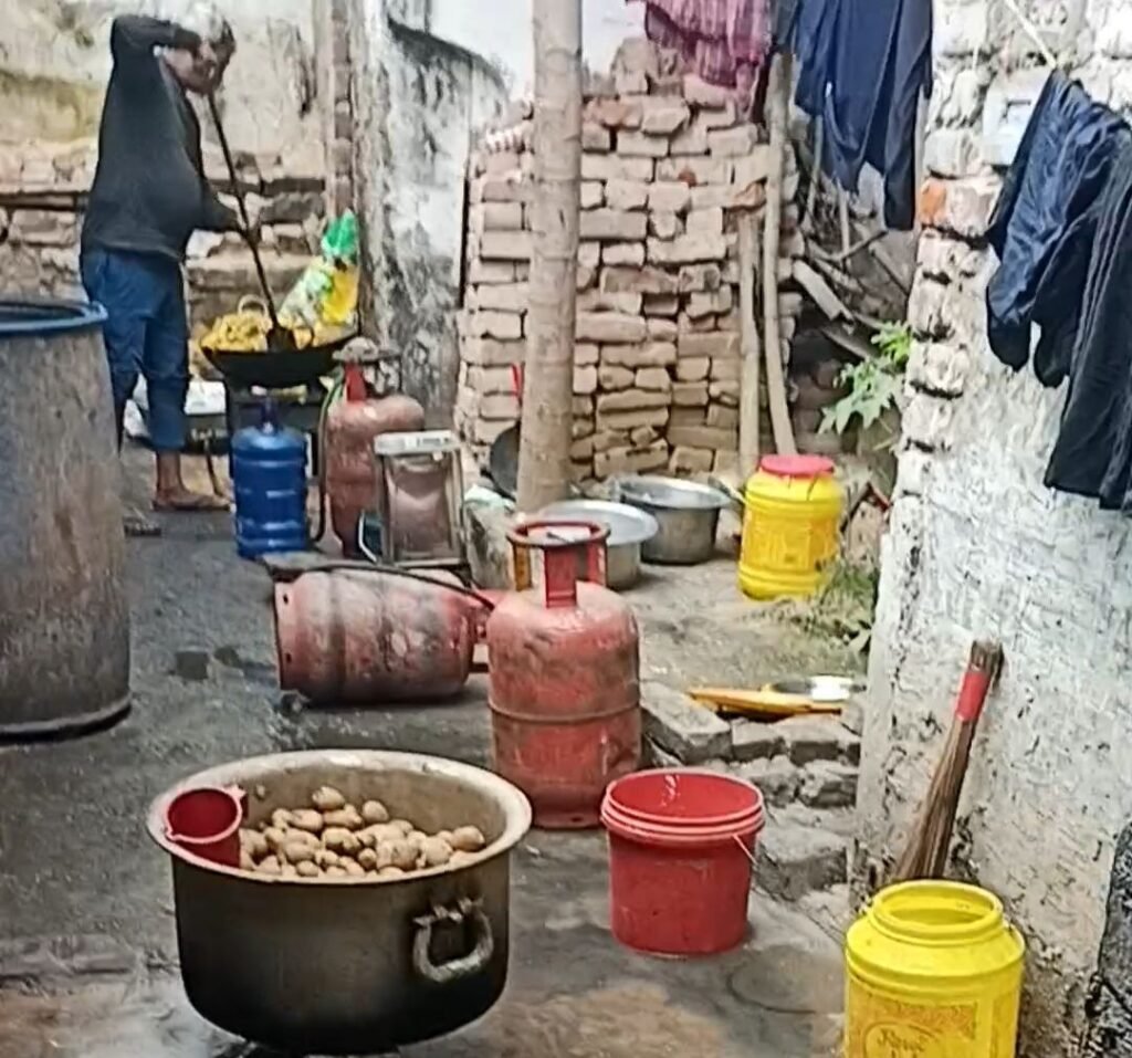 image editor output image1967176619 17651937282142730733632164546539 'गंगा पार' का रहने वाला शख़्स रेलवे स्टेशन और ट्रेन में बेचवा रहा है समोसा, बेस किचन में होता है तैयार, सच बयां करती जानें पूरी कहानी