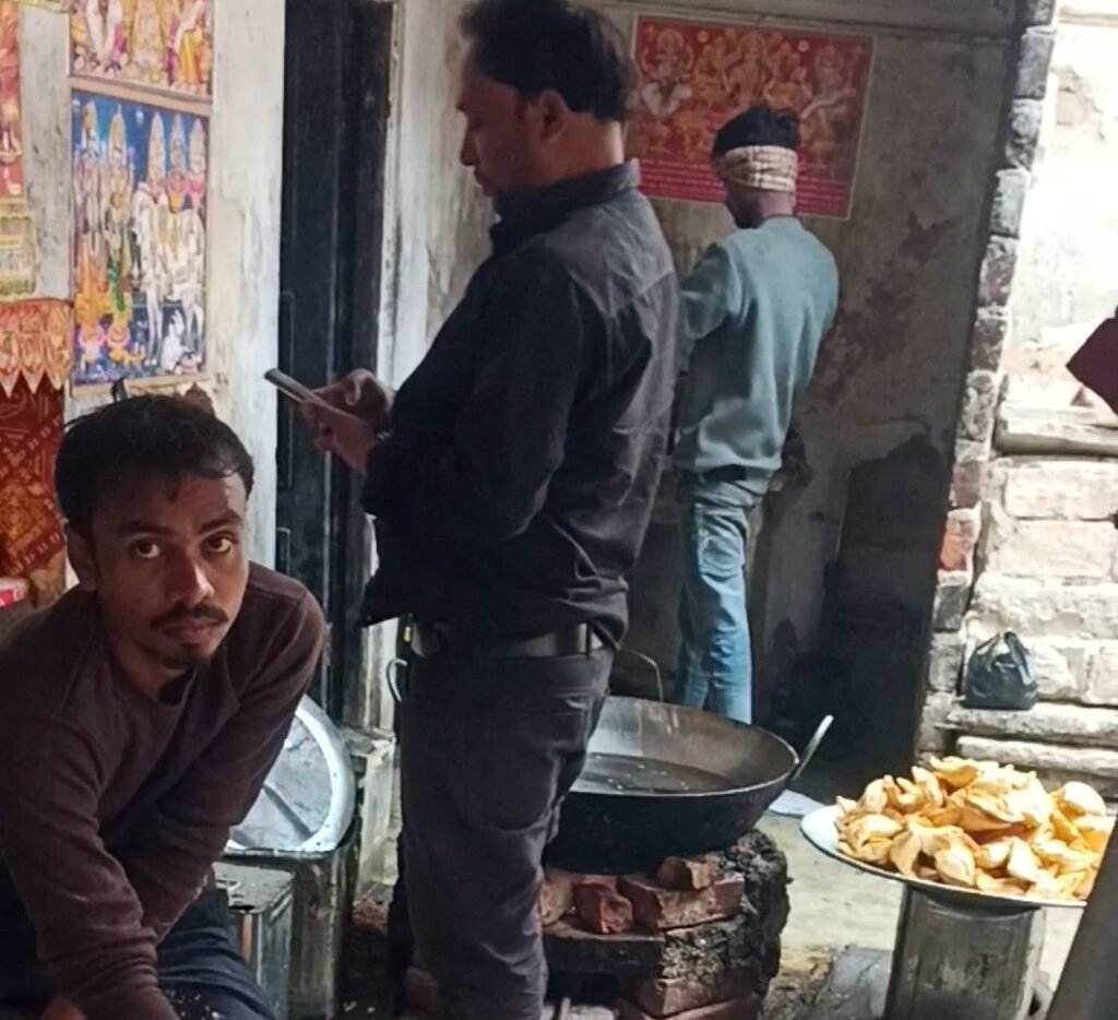 image editor output image896294140 17651937924962011540523755948626 'गंगा पार' का रहने वाला शख़्स रेलवे स्टेशन और ट्रेन में बेचवा रहा है समोसा, बेस किचन में होता है तैयार, सच बयां करती जानें पूरी कहानी