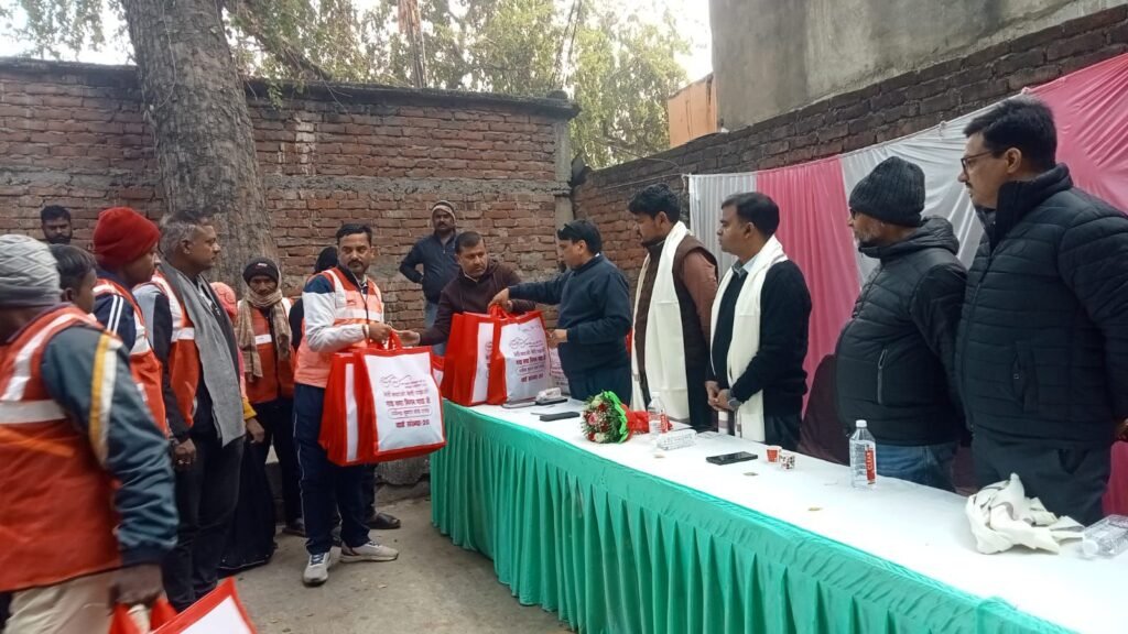 img 20251223 wa00092719171203485146227 वार्ड पार्षद धर्मेंद्र कुमार ने सफाईकर्मियों को प्रदान किए गर्म वस्त्र, प्रभारी नगर आयुक्त को किया सम्मानित