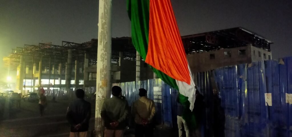 गया जंक्शन पर तिरंगा झंडा बदला गया, आरपीएफ के पदाधिकारी व जवानों ने दी सलामी, जाने क्यों ऐसा किया गया 1 image editor output image 1879969740 17683120935425514290962357822418 गया जंक्शन पर तिरंगा झंडा बदला गया, आरपीएफ के पदाधिकारी व जवानों ने दी सलामी, जाने क्यों ऐसा किया गया