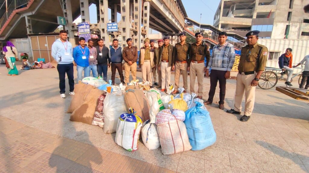 image editor output image1128380216 17690108412844587363760961195304 "बदलाव" के दिखने लगे असर: ट्रेन से 2.10 लाख रुपए का शराब बरामद, गिरफ्तारी शून्य