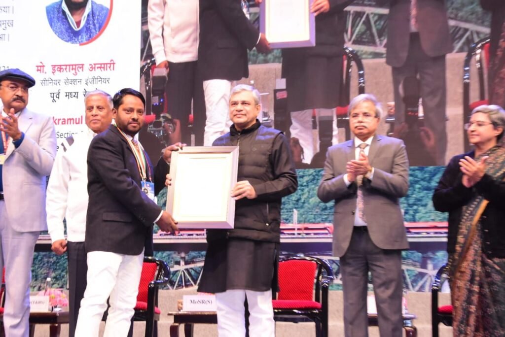 डीडीयू मंडल का बढ़ाया मान, गया मेमू शेड के एसएसई मो. इकरामुल अंसारी अतिविशिष्ट रेल सेवा पुरस्कार से नवाजे गए 1 image editor output image1175413337 17680201159312329189861130888088 डीडीयू मंडल का बढ़ाया मान, गया मेमू शेड के एसएसई मो. इकरामुल अंसारी अतिविशिष्ट रेल सेवा पुरस्कार से नवाजे गए