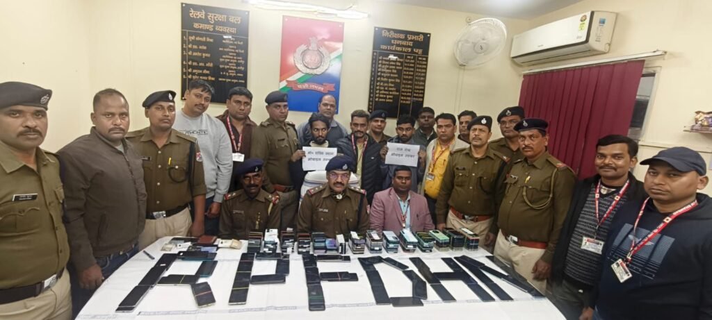 image editor output image1432511483 17692713765935692478783937671690 आरपीएफ ने ₹ 35.50 लाख के चोरी के 205 मोबाइल के साथ दो लोगों को पकड़ा, करतूतें जानकर हैरान रह जाएंगे इस गिरोह के बारे में