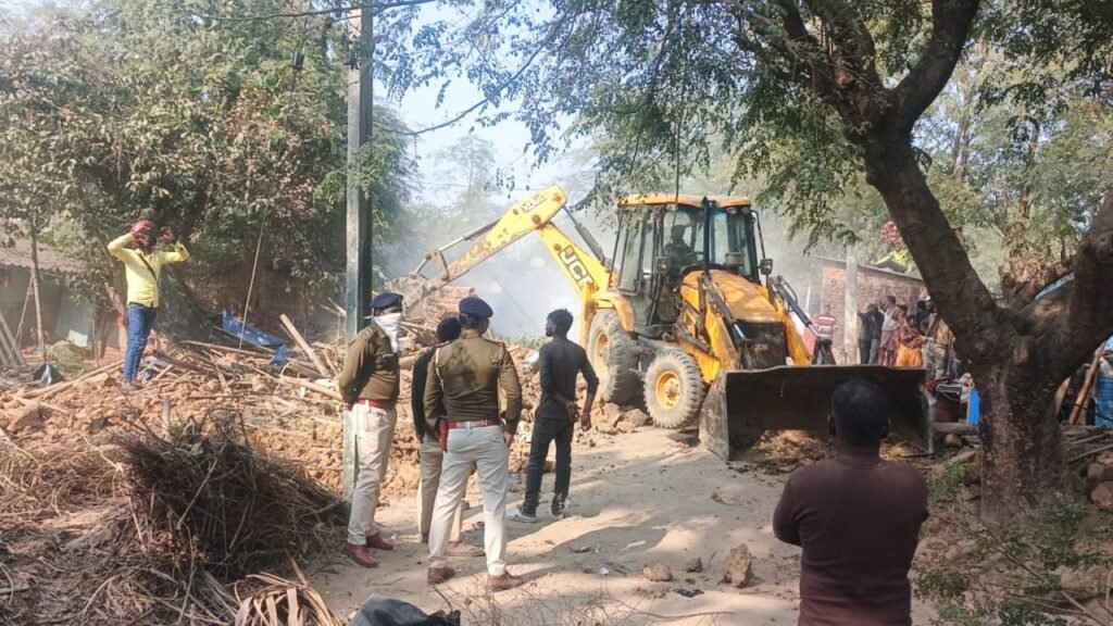 मानपुर के बृजेश नगर में हटाया गया अतिक्रमण, मल्टी ट्रैकिंग रेल परियोजना के तहत बिछाई जा रही रेलवे लाइन, विस्थापित लोगों को दी जा रही दो-दो डिसिमल जमीन 1 image editor output image1827291579 17684712268031183756699369624866 मानपुर के बृजेश नगर में हटाया गया अतिक्रमण, मल्टी ट्रैकिंग रेल परियोजना के तहत बिछाई जा रही रेलवे लाइन, विस्थापित लोगों को दी जा रही दो-दो डिसिमल जमीन