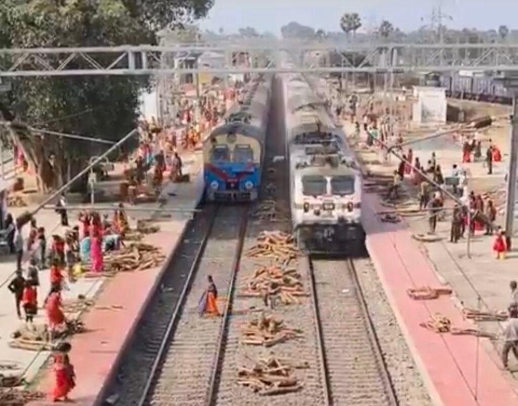 image editor output image 640171218 17704020654134024782224946362133 इस दर्दनाक हादसे व लापरवाही के लिए जिम्मेदार कौन? लकड़ी गाड़ी बनी यह ट्रेन, शराब के लिए भी मशहूर