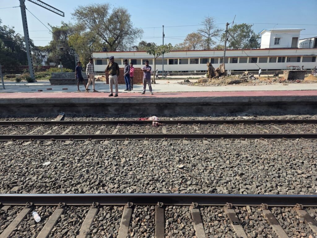 वंदे भारत एक्सप्रेस की चपेट में आने से एक व्यक्ति की दर्दनाक मौत, शव को पुलिस ने किया बरामद, पहचान नहीं हुई 1 image editor output image1450815673 17712387702112371259839932699152 वंदे भारत एक्सप्रेस की चपेट में आने से एक व्यक्ति की दर्दनाक मौत, शव को पुलिस ने किया बरामद, पहचान नहीं हुई
