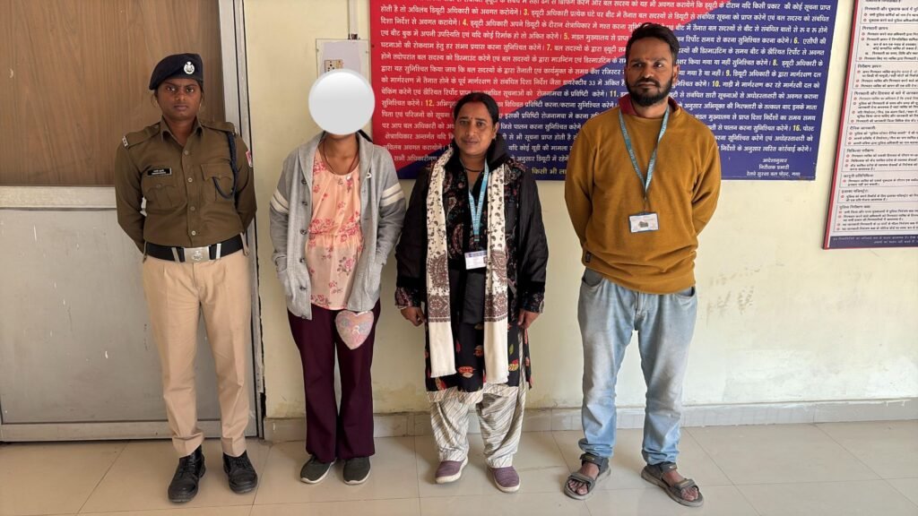 image editor output image1594105199 17702165363733526005953373497538 गया जंक्शन पर भटक कर आई नाबालिग लड़की को आरपीएफ ने चाइल्ड लाइन को किया सुपुर्द