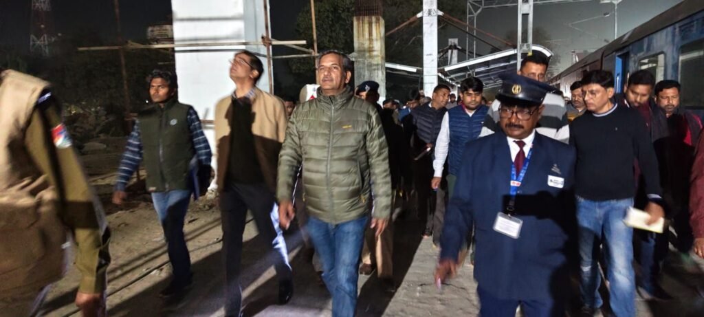 image editor output image1609594835 17702579579795778678718555257866 अचानक पहुंचे डीआरएम, मेगा ब्लॉक के दौरान सावधानी, संयम, गुणवत्तापूर्ण कार्य और अनुशासन बनाए रखने का निर्देश