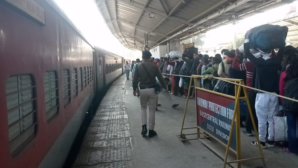 image editor output image1663938803 17713416020674745781013649703942 महाबोधि एक्स. से हुए हादसे की उच्चस्तरीय जांच शुरू, प्रारम्भिक जांच में कोच इंडिकेशन बोर्ड और सीसीटीवी कैमरा नहीं लगा पाया गया