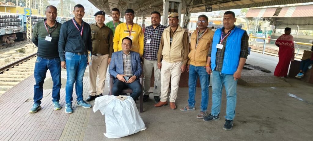 image editor output image1673317784 17702888066429043547426473577993 गया जंक्शन पर चार लाख रुपए का प्रतिबंधित मादक पदार्थ गांजा बरामद