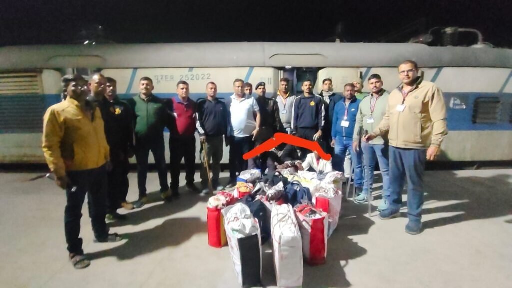 ट्रेन से आ रही थी भारी मात्रा में शराब, सूचना मिलते ही हुई छापेमारी, गया के तीन व जहानाबाद का एक तस्कर गिरफ्तार 1 image editor output image1888857485 17714932625376464974505444138889 ट्रेन से आ रही थी भारी मात्रा में शराब, सूचना मिलते ही हुई छापेमारी, गया के तीन व जहानाबाद का एक तस्कर गिरफ्तार