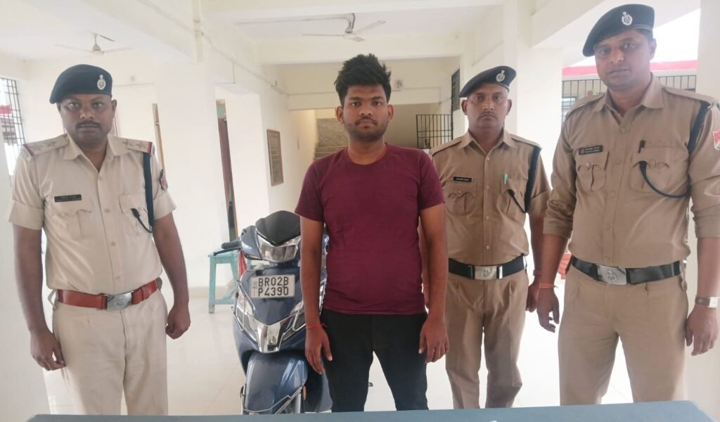 गया जंक्शन पर टिकट दलाल गिरोह का भंडाफोड़, रंगे हाथ काउंटर पर से एक गिरफ्तार 1 image editor output image 127259878 17741094862951500097885456292722 गया जंक्शन पर टिकट दलाल गिरोह का भंडाफोड़, रंगे हाथ काउंटर पर से एक गिरफ्तार