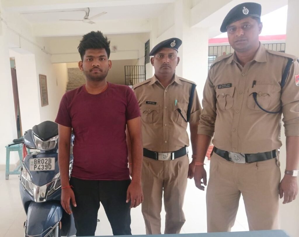 कथित टिकट दलाल जिस स्कूटी से चलता है, वो वाहन इसके एक महिला फ्रेंड का है, महिला दोस्त ने कहा-मैंने ही उसे चलाने को दी हूं 1 image editor output image 127259878 17741721479136744158709974684069 कथित टिकट दलाल जिस स्कूटी से चलता है, वो वाहन इसके एक महिला फ्रेंड का है, महिला दोस्त ने कहा-मैंने ही उसे चलाने को दी हूं