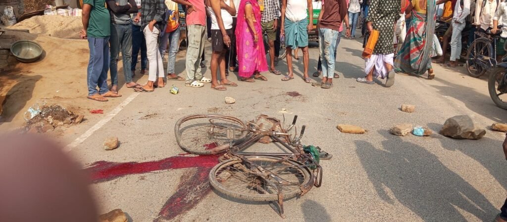 सुबह-सुबह छोटकी नवादा में हुआ बड़ा हादसा, ट्रैक्टर ने एक व्यक्ति को कुचला, ट्रैक्टर लेकर चालक फरार 1 image editor output image1067875120 17737184911862843855633248779943 सुबह-सुबह छोटकी नवादा में हुआ बड़ा हादसा, ट्रैक्टर ने एक व्यक्ति को कुचला, ट्रैक्टर लेकर चालक फरार