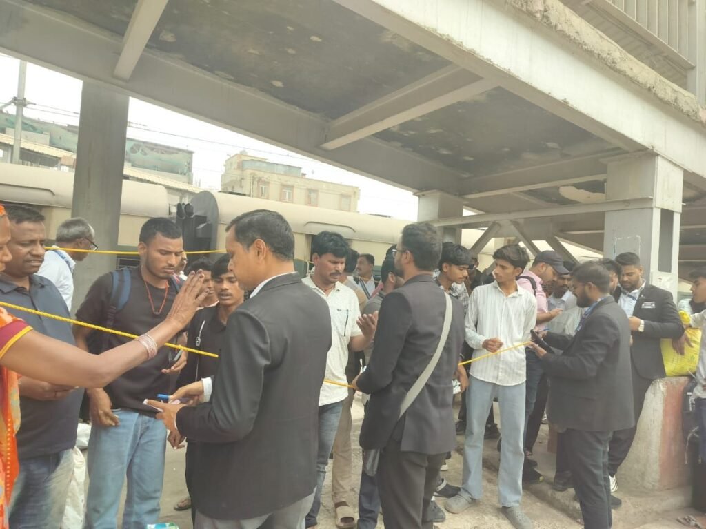 image editor output image228019036 17731479872813353756513422053026 गया जंक्शन सहित कई स्टेशनों पर चला सघन टिकट जांच अभियान: 1737 यात्री धराए, ₹10.45 लाख की वसूली