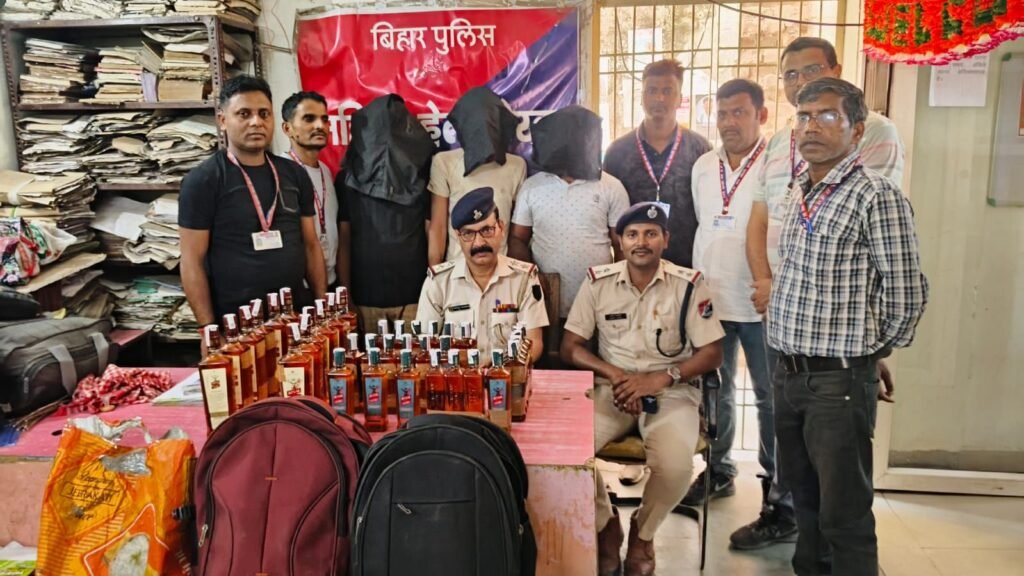 image editor output image804024785 17746029336951764323352919884000 महाबोधि एक्सप्रेस से हर दिन वेंडर ला रहे थे शराब, गुप्त सूचना पर तीन पकड़े गए, कोच अटेंडेंट भी करते हैं इसका धंधा