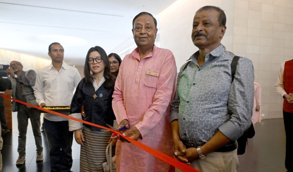 img 20260315 wa00245153019521843928438 बिहार म्यूजियम में 'बोधगया ग्लोबल डायलॉग' का भव्य आगाज़: छायाकार रूपक सिन्हा की तस्वीरों में जीवंत हुई सांस्कृतिक विरासत