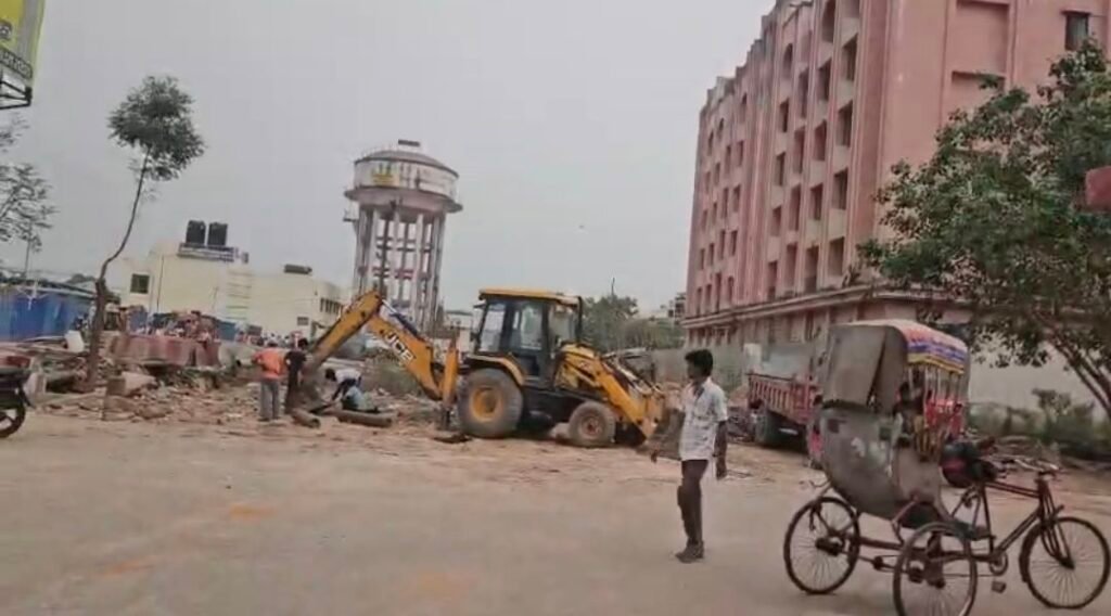 image editor output image 1365989863 17774541906867352998276708219894 ड्रेनेज सफाई के दौरान टूटा बिजली का केबल, विद्युत आपूर्ति ठप, स्टॉल संचालक परेशान, कोई नहीं ले रहे सुध