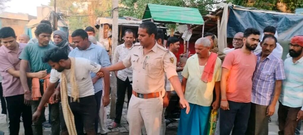 image editor output image 412307205 1776774107284462851692160973960 अनुमंडल मोड़ के पास देशी शराब तस्करी का भंडाफोड़टिकारी पुलिस की त्वरित कार्रवाई, दो बाइक सवार गिरफ्तार