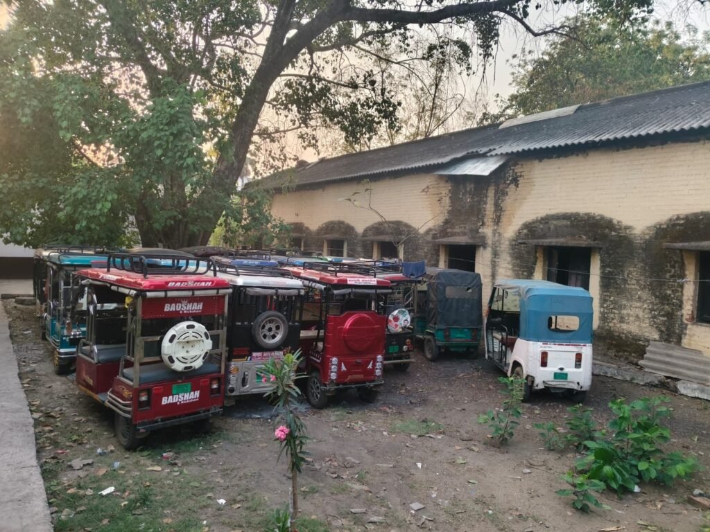 खबर का असर: नो पार्किंग जोन से 22 वाहन जब्त, आरपीएफ को करनी पड़ी सख्त कार्रवाई 1 image editor output image1257954216 17757522169543689493957512628784 खबर का असर: नो पार्किंग जोन से 22 वाहन जब्त, आरपीएफ को करनी पड़ी सख्त कार्रवाई