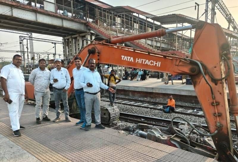 image editor output image1893264537 17773042264857438358168416701895 गया जंक्शन पर प्लेटफॉर्म नंबर-1 का उन्नयन कार्य शुरू, 16 मई तक मेगा ब्लॉक, स्टेशन सुपरिडेंटेट ने किया निरीक्षण