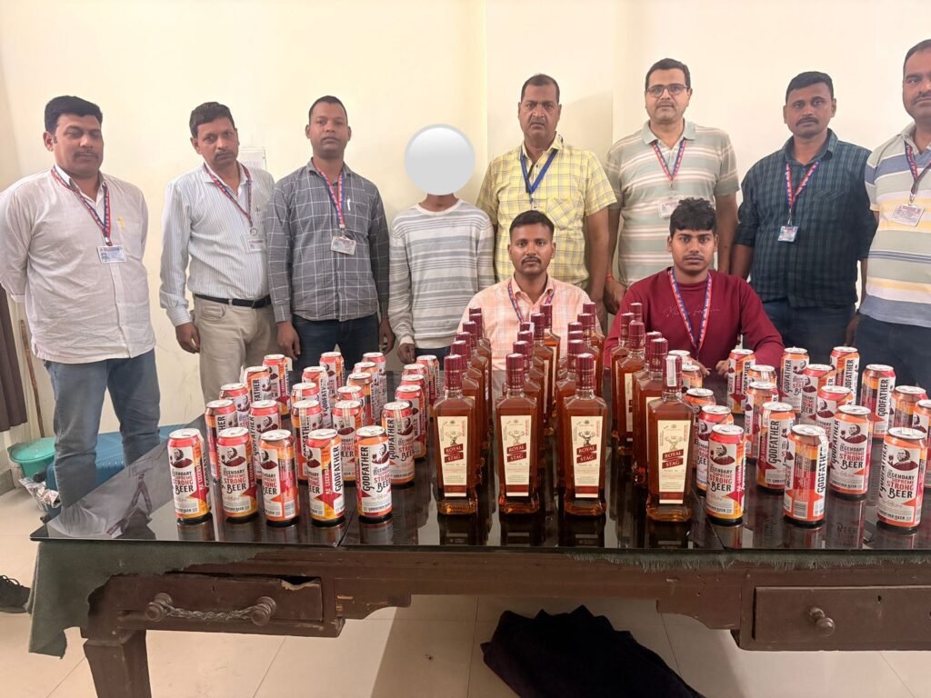 गया रेलवे स्टेशन पर शराब तस्कर गिरफ्तार, जानें कहां का है रहने वाला 1 image editor output image499871059 17752809972494444267489344080754 गया रेलवे स्टेशन पर शराब तस्कर गिरफ्तार, जानें कहां का है रहने वाला