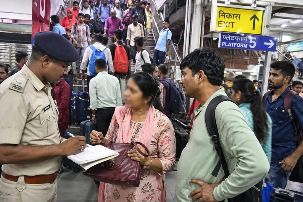 image editor output image528002447 17774360515135705151106233145562 गया जंक्शन पर महिला के पर्स से सोने के जेवर गायब, सीसीटीवी फुटेज में 'तकनीकी खराबी' का दावा