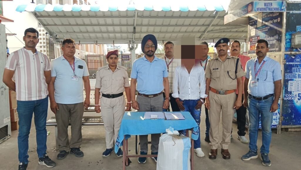 ऑपरेशन नारकोश के तहत गया स्टेशन पर बड़ी कार्रवाई, 17 किलो पोपी हस्क के साथ छपरा का युवक गिरफ्तार 1 image editor output image560823445 17753137848838260140805167901060 ऑपरेशन नारकोश के तहत गया स्टेशन पर बड़ी कार्रवाई, 17 किलो पोपी हस्क के साथ छपरा का युवक गिरफ्तार