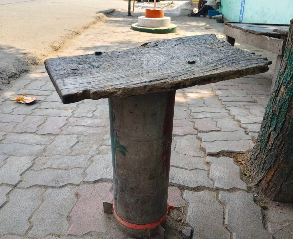 image editor output image663060859 17771349399214224682317587445500 प्यास बुझाने वाला चापानल बना ‘जुगाड़ बेंच’, गर्मी में व्यवस्था पर सवाल