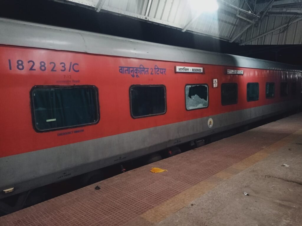 image editor output image683441517 17754025300533577048840468344060 ट्रेनों पर पत्थरबाजी थमने का नाम नहीं ले रही, यात्रियों और चालक दल की सुरक्षा पर उठे सवाल