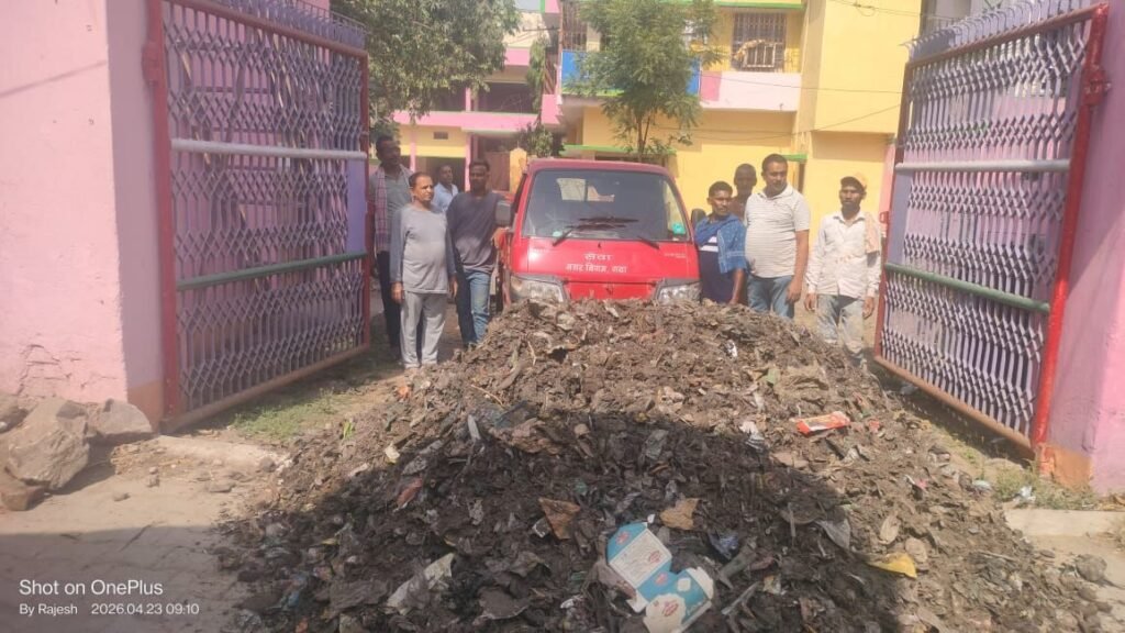 img 20260423 wa00057115243849717768696 गया जी में सामने आया एक अजीब मामला: बकाया मांगने पर ठेकेदार के घर फिंकवाया कूड़ा? गया में निगम पर गंभीर आरोप, थाने में शिकायत