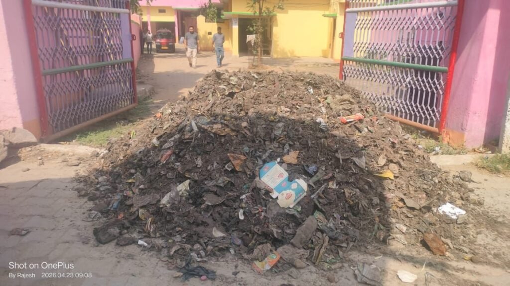 img 20260423 wa00065769638344972630306 गया जी में सामने आया एक अजीब मामला: बकाया मांगने पर ठेकेदार के घर फिंकवाया कूड़ा? गया में निगम पर गंभीर आरोप, थाने में शिकायत