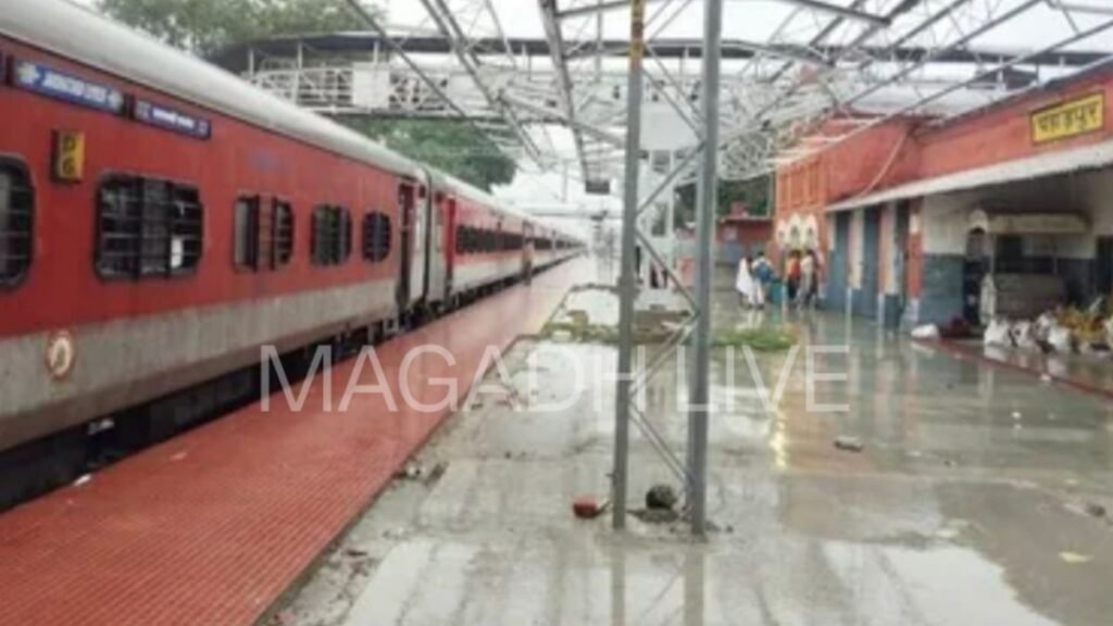 बिहार में मौसम बदलते ही रेलवे की रफ्तार थमी, गुरपा-गझंडी घाट सेक्शन में दुरंतो और वंदे भारत समेत कई ट्रेनें फंसीं 4 20260529 1209056831197798376178557 बिहार में मौसम बदलते ही रेलवे की रफ्तार थमी, गुरपा-गझंडी घाट सेक्शन में दुरंतो और वंदे भारत समेत कई ट्रेनें फंसीं