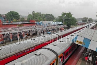 20260529 121034920023859126030421 बिहार में मौसम बदलते ही रेलवे की रफ्तार थमी, गुरपा-गझंडी घाट सेक्शन में दुरंतो और वंदे भारत समेत कई ट्रेनें फंसीं