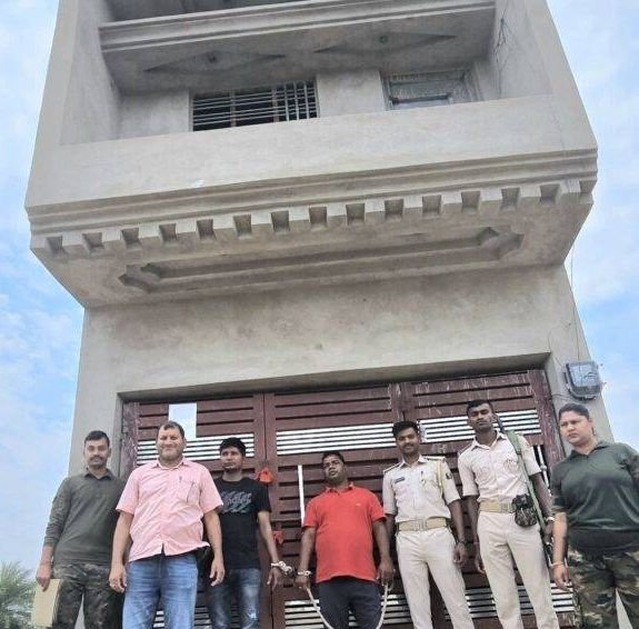 image editor output image 1455717757 17782472693503949592033168125901 गया जी में बड़ी कार्रवाई: एक आलीशान मकान के तहखाने से भारी मात्रा में विदेशी शराब बरामद, दो गिरफ्तार, मकान सील