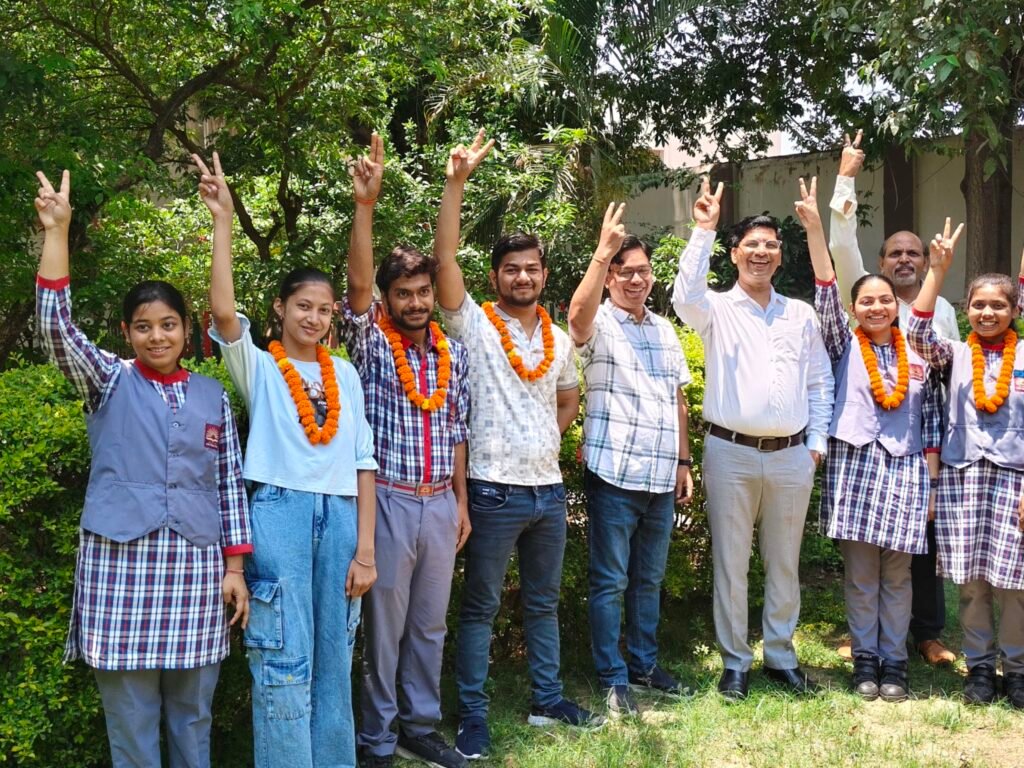 image editor output image 1786349098 17787541128616825755827064508215 प्रतिभा का सम्मान:पीएमश्री केंद्रीय विद्यालय संख्या-1 गया जी का शानदार परिणाम, माही कुमारी ने 99.8% अंक लाकर केवीएस का बढ़ाया मान