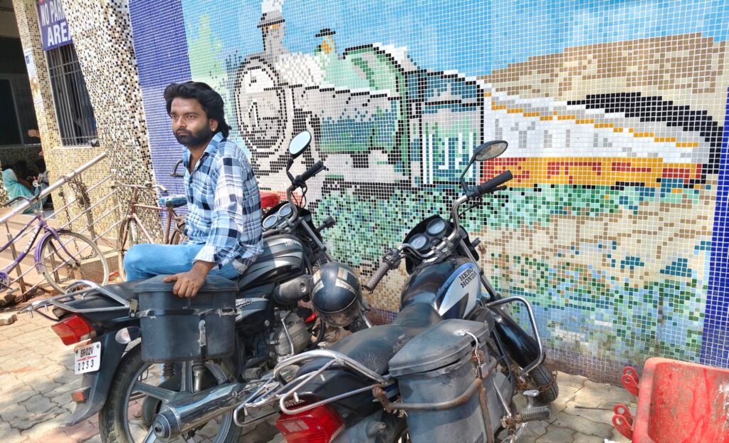 image editor output image 265294314 17787565234238784581781966419800 नो पार्किंग के नाम पर दोपहिया वाहनों में ताला जड़ने का आरोप, वीडियो वायरल: थाना के नाम पर ‘सौदा’ कर खोलने का दावा, जांच की मांग