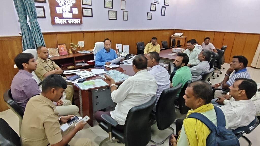 पत्रकार के साथ मारपीट व धमकी पर डीएम-एसपी से मिले पत्रकार संघ के प्रतिनिधि, सिटी एसपी के नेतृत्व में जांच टीम गठित, कार्रवाई का निर्देश 1 image editor output image 332481100 17797882358352234730586964160953 पत्रकार के साथ मारपीट व धमकी पर डीएम-एसपी से मिले पत्रकार संघ के प्रतिनिधि, सिटी एसपी के नेतृत्व में जांच टीम गठित, कार्रवाई का निर्देश