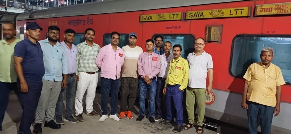 image editor output image 372762032 1778682553894615760586321983072 ऑल इंडिया रनिंग स्टाफ कॉन्फ्रेंस में शामिल होने गया-लोकमान्य तिलक एक्सप्रेस से नागपुर रवाना हुआ गया रेल यूनियन का डेलीगेट