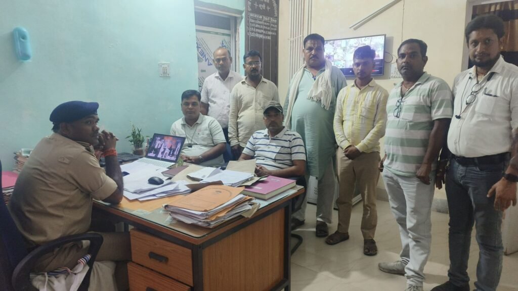पत्रकार अमित कुमार के साथ मारपीट एवं धमकी पर आक्रोश, दोषियों पर सख्त कार्रवाई की मांग, पत्रकार सुरक्षा को लेकर आंदोलन की चेतावनी 1 image editor output image 431087626 17797244479903517107750307855633 पत्रकार अमित कुमार के साथ मारपीट एवं धमकी पर आक्रोश, दोषियों पर सख्त कार्रवाई की मांग, पत्रकार सुरक्षा को लेकर आंदोलन की चेतावनी